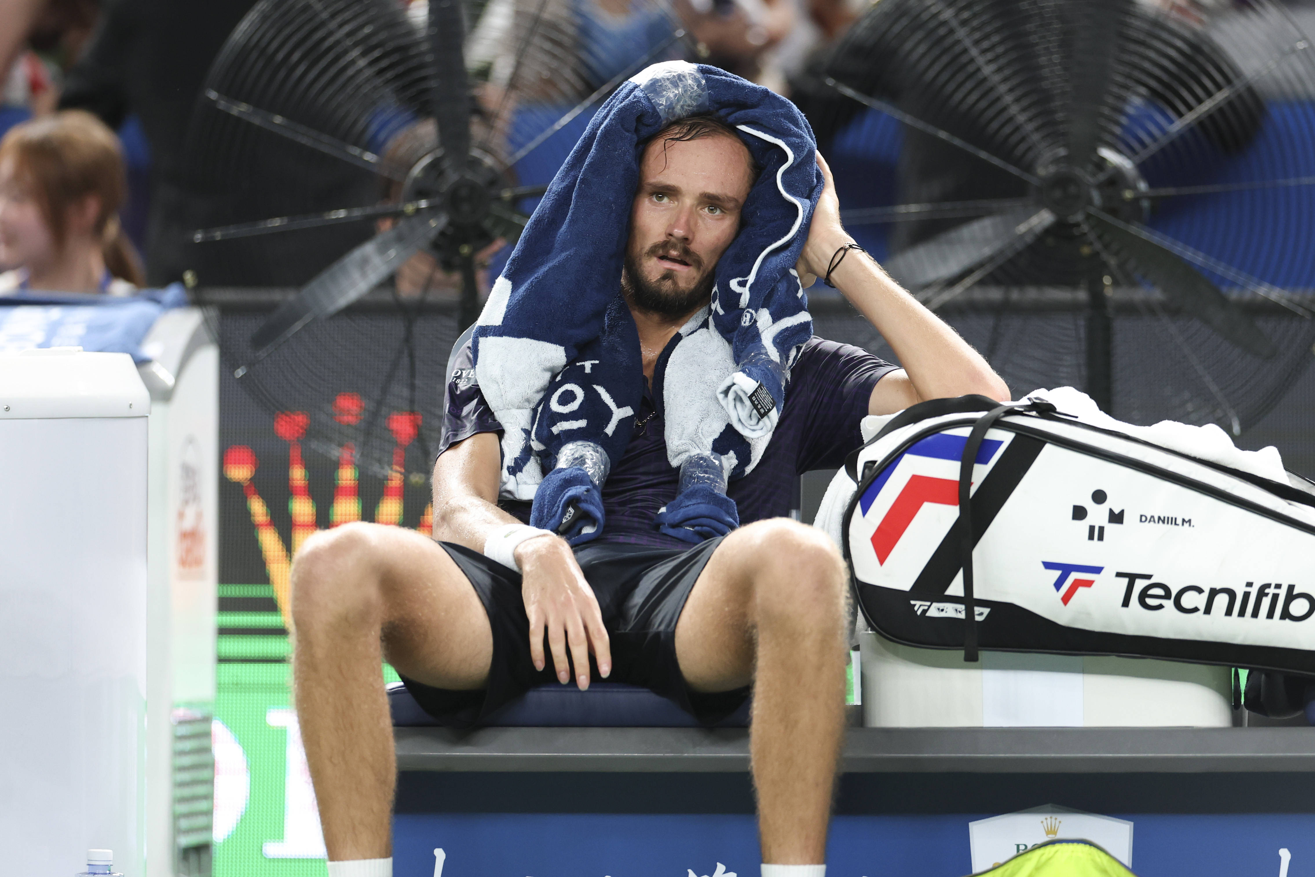 开云体育官方网站-欧洲网球队险胜英国网球队，梅德韦杰夫制霸全场